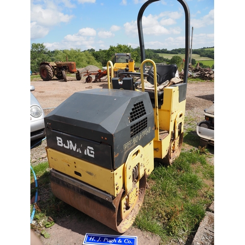 183 - Bomag BW 80ADH-2 vibrating roll. Runs and drives. Showing 334 hours. Year 2003