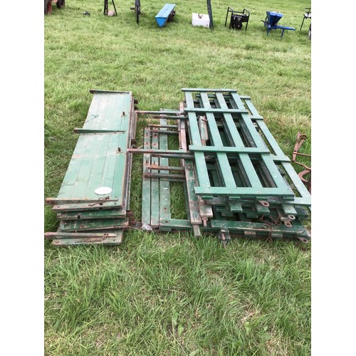 233 - Bedford TK lorry racks and side boards, O type