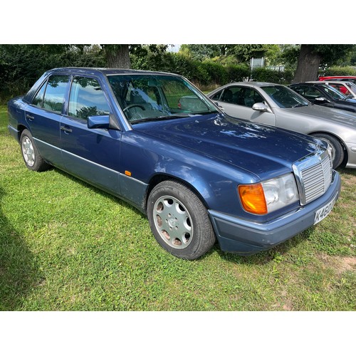 327 - Mercedes 300D Automatic. 1993. 2998cc. Diesel. MOT until 18/9/24. Reg. K460 DWN. V5 and keys