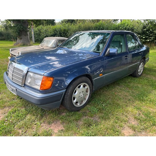 327 - Mercedes 300D Automatic. 1993. 2998cc. Diesel. MOT until 18/9/24. Reg. K460 DWN. V5 and keys