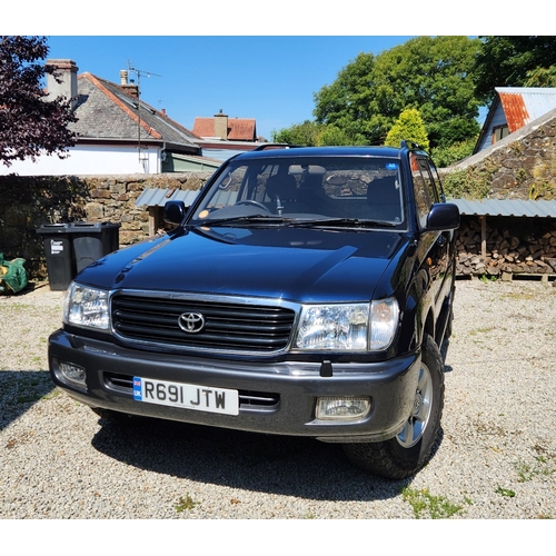 331 - Toyota Land Cruiser Amazon. 1998. V8 Petrol. Runs well. Set of 4 spare alloys in boot. Showing 106,5... 