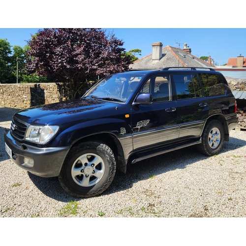 331 - Toyota Land Cruiser Amazon. 1998. V8 Petrol. Runs well. Set of 4 spare alloys in boot. Showing 106,5... 