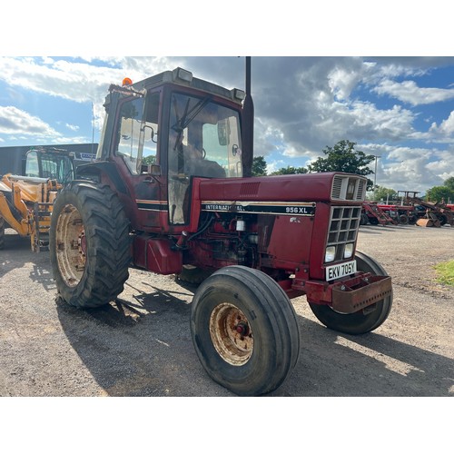 1546 - International 956XL tractor. 8716 hours showing. Runs. Reg EKV 705Y. V5 to follow.