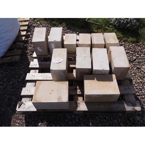 532 - Various stone quoins