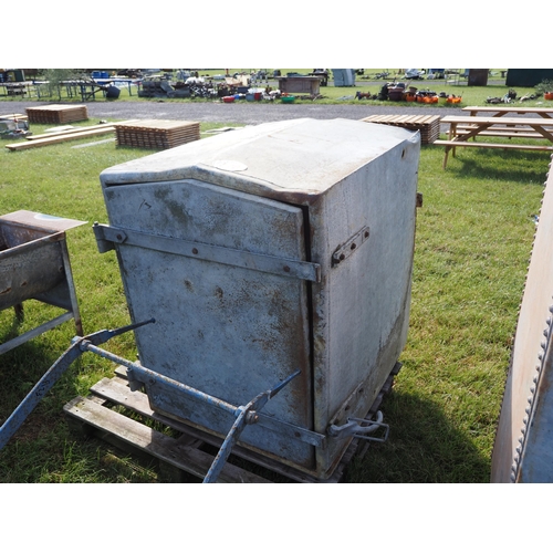 570 - Galvanised chest approx. 3ft x 2ft6