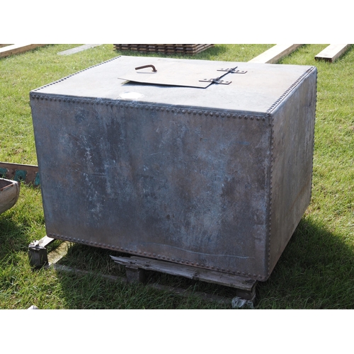 572 - Riveted galvanised tank 4ft x 3ft