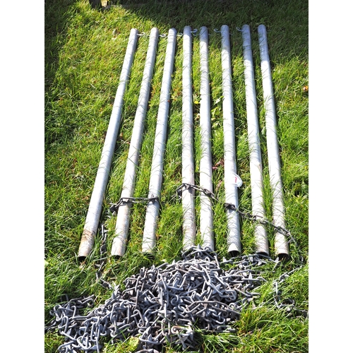 577 - Galvanised posts and chain