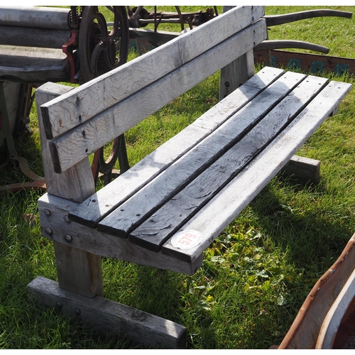 579 - Wooden bench 5ft