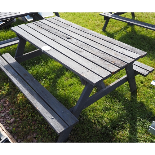 592 - Picnic bench