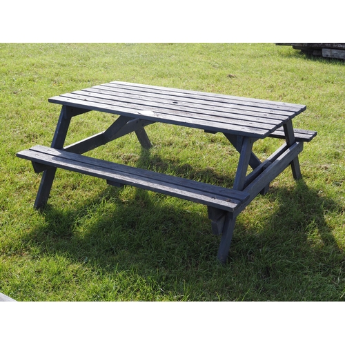 593 - Picnic bench