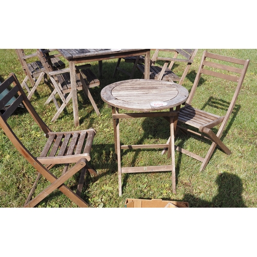 659 - Garden table and 2 chairs