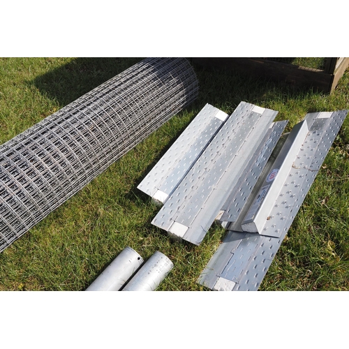 677 - Roll of wire and lintels