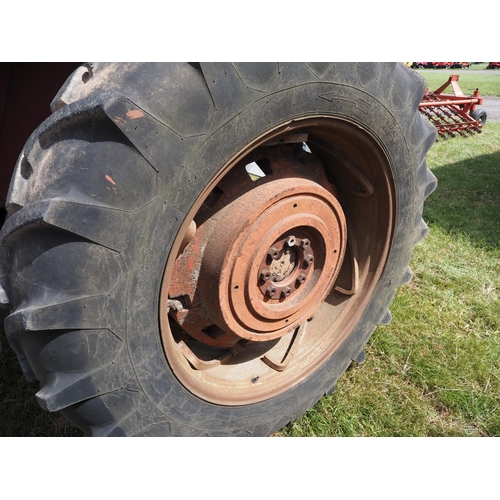 1541 - Massey Ferguson 698 tractor. Starts and runs, showing 5831 hours. Serial no. 5207127. Reg. USO 129X