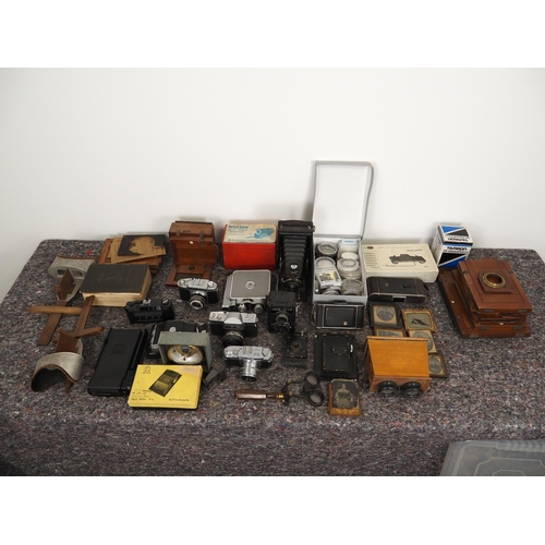 62 - Quantity of assorted vintage cameras and accessories