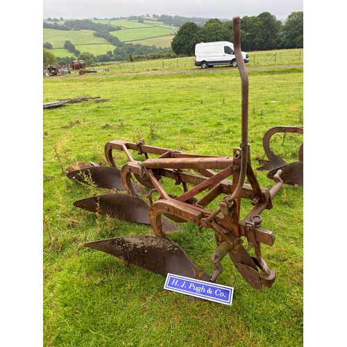 136 - Ferguson 3 furrow plough c/w discs and wheel