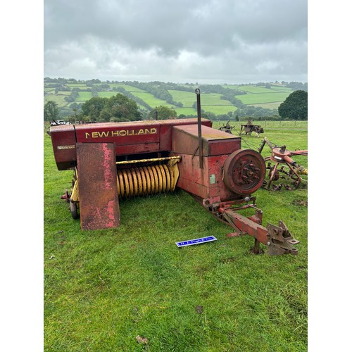 175 - New Holland 276 baler