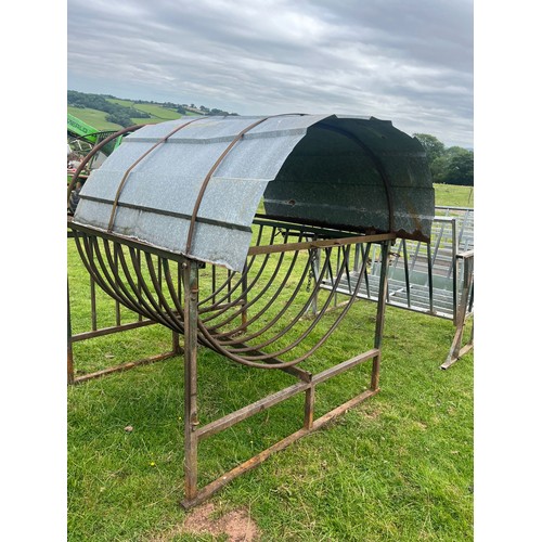 124 - Round bale feeder with canopy