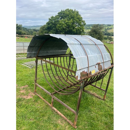 124 - Round bale feeder with canopy