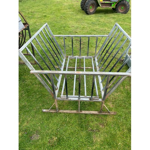 125 - Galvanised round bale feeder