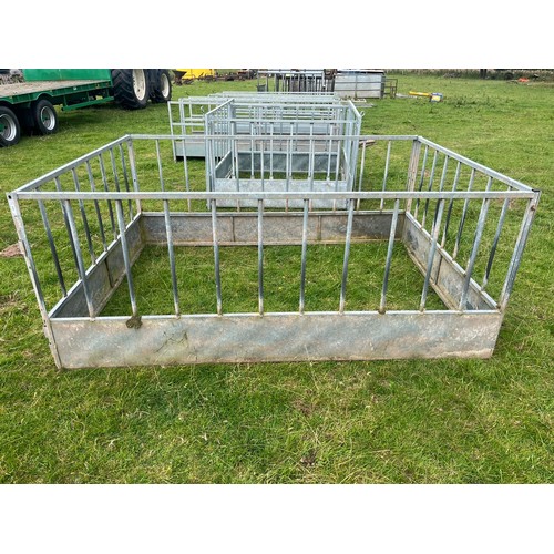 129 - Galvanised large square bale feeder