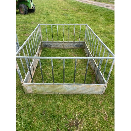 129 - Galvanised large square bale feeder