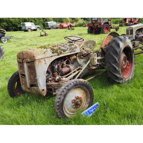 95 - Ferguson TE20 tractor. C/w loader and pick up hitch