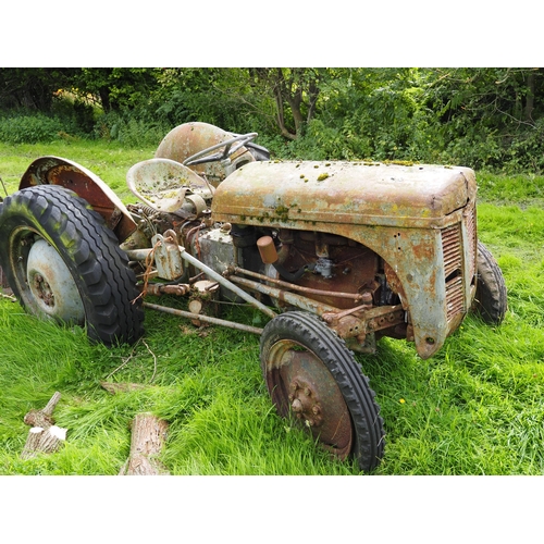 95 - Ferguson TE20 tractor. C/w loader and pick up hitch