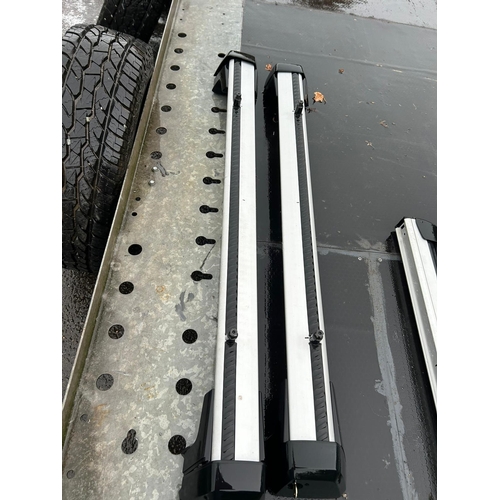 217 - Volvo XC90 roof bars and ski rack