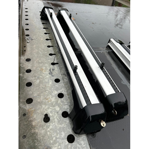 217 - Volvo XC90 roof bars and ski rack