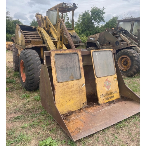 279 - Muir Hill B4000 loading shovel with bucket. Reg. CAD 421K. Old V5 in office