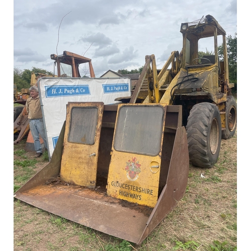 279 - Muir Hill B4000 loading shovel with bucket. Reg. CAD 421K. Old V5 in office