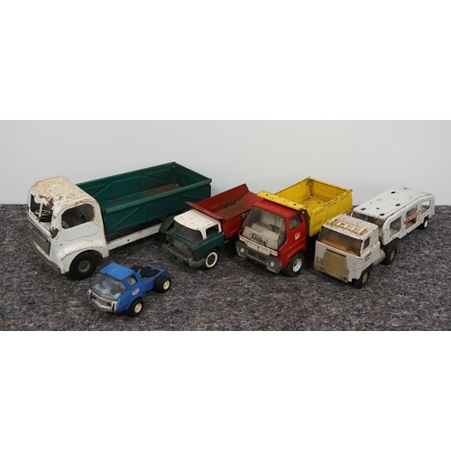 26 - Vintage tin plate lorries to include Tonka