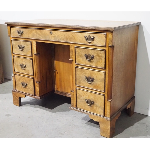 462 - Victorian kneehole desk in mahogany H31