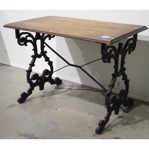 528 - Pub table with cast iron base - 2 H28