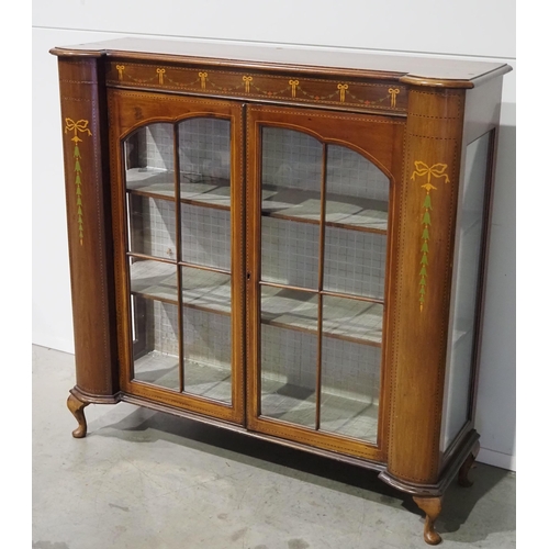 534 - Inlaid Edwardian display cabinet with 1 broken pane H48