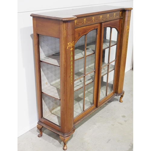 534 - Inlaid Edwardian display cabinet with 1 broken pane H48