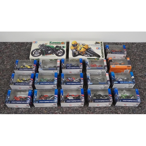 19 - Quantity of 1:18 scale model motorcycles and motorcycle bits, some built