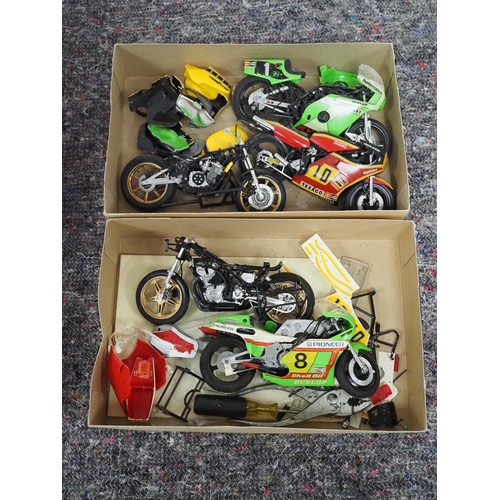 19 - Quantity of 1:18 scale model motorcycles and motorcycle bits, some built