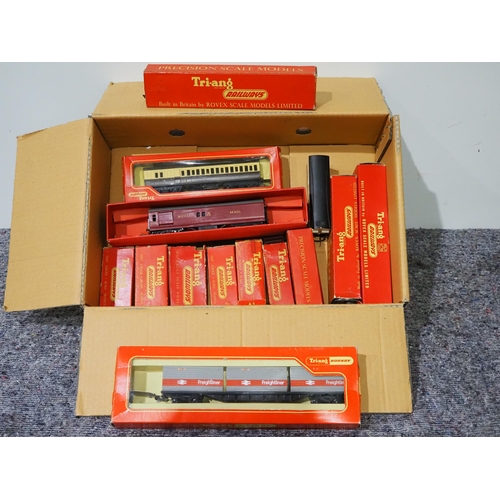 6 - Assorted Triang model railway coaches - 14