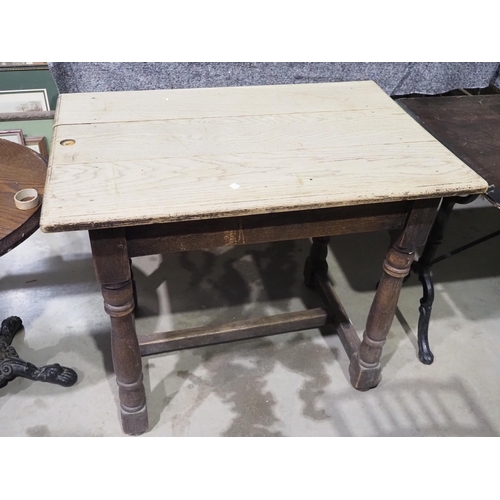 492 - Small oak table H30