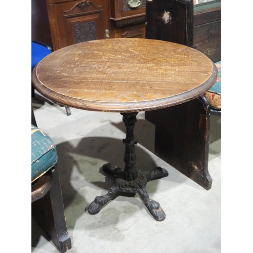 495 - Round pub table with cast iron base H27