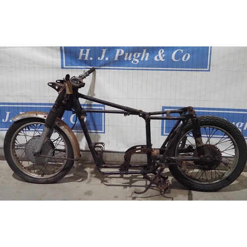 129 - Triumph pre-unit rolling chassis. 1958. 650cc
Comes with old part of V5 and old MOT certificate
Reg.... 