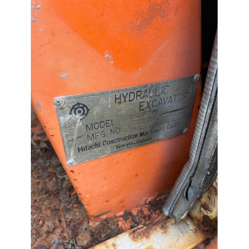 213 - Hitachi UE30 3T mini digger. Runs well and all works. Requires battery