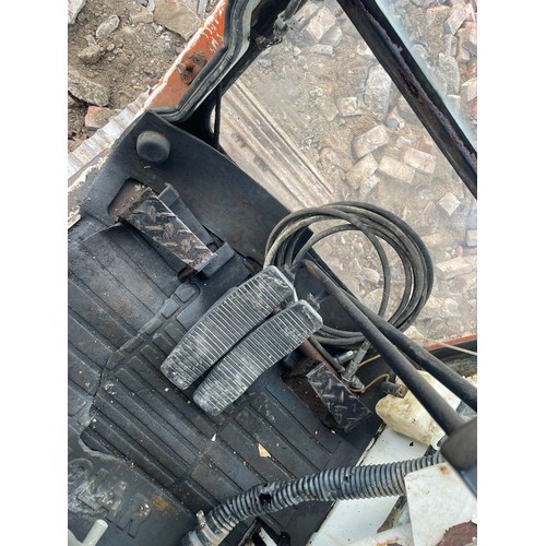 167 - Daewoo 130 excavator, new tracks, sprockets and track motors. C/w 2 buckets and hydraulic hitch. Sho... 