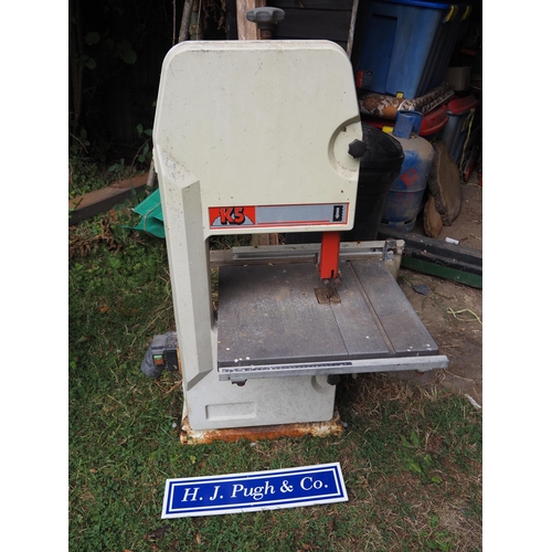 36 - Craft workers electric bandsaw