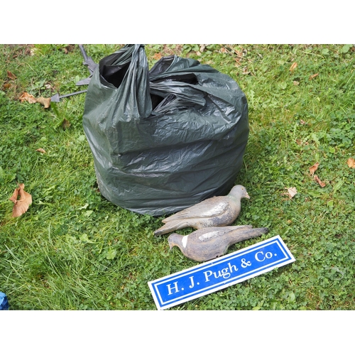 43 - Plastic pigeon decoys - 20