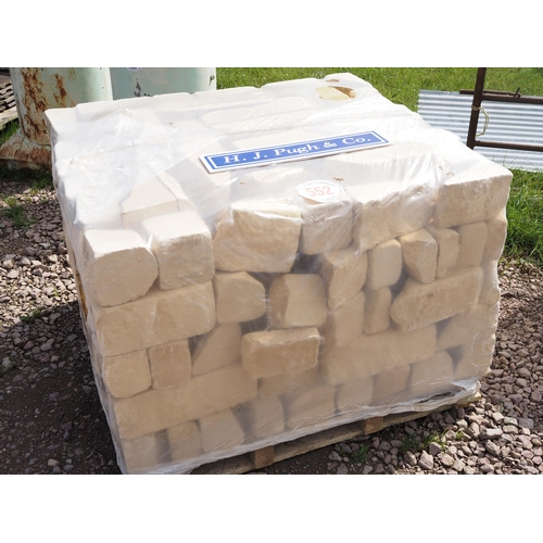 552 - Pallet of Cotswold bricks