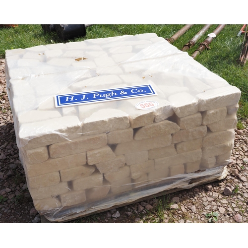 555 - Pallet of Cotswold bricks