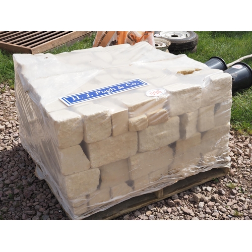 556 - Pallet of Cotswold bricks