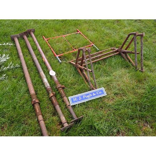 562 - Acrow props, trestles, etc.